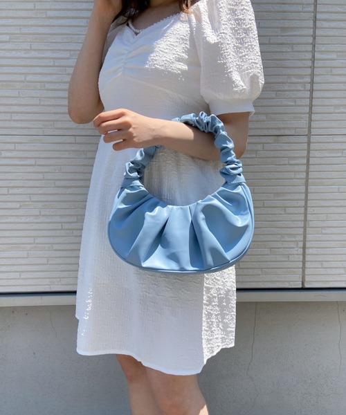 Loueme（ルエム）の「ギャザークロワッサンワンハンドルバッグ（ハンドバッグ・レディース・ホワイト/ブラック/サックスブルー・FREE）」の3枚目の写真