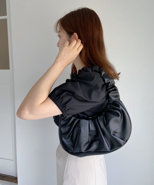 Loueme（ルエム）の「ギャザークロワッサンワンハンドルバッグ（ハンドバッグ・レディース・ホワイト/ブラック/サックスブルー・FREE）」の9枚目の写真