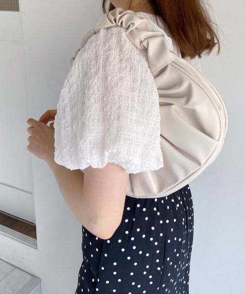 Loueme（ルエム）の「ギャザークロワッサンワンハンドルバッグ（ハンドバッグ・レディース・ホワイト/ブラック/サックスブルー・FREE）」の13枚目の写真