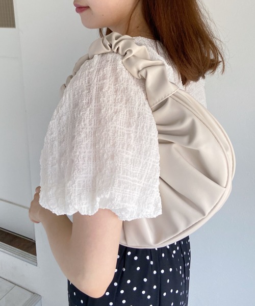 Loueme（ルエム）の「ギャザークロワッサンワンハンドルバッグ（ハンドバッグ・レディース・ホワイト/ブラック/サックスブルー・FREE）」の15枚目の写真