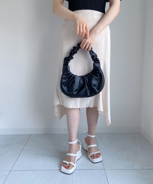 Loueme（ルエム）の「ギャザークロワッサンワンハンドルバッグ（ハンドバッグ・レディース・ホワイト/ブラック/サックスブルー・FREE）」の10枚目の写真