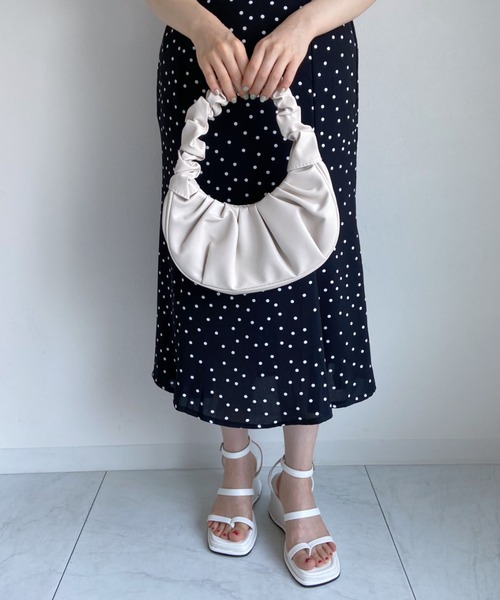 Loueme（ルエム）の「ギャザークロワッサンワンハンドルバッグ（ハンドバッグ・レディース・ホワイト/ブラック/サックスブルー・FREE）」の17枚目の写真