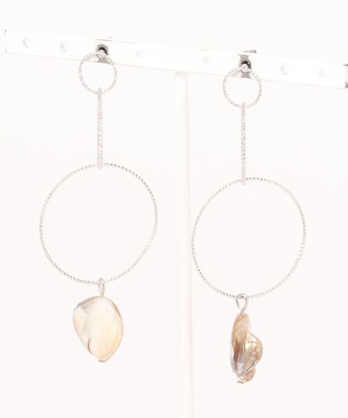tone(トーン)の「【BOW】シルバーフープシェルピアス(MA)(ピアス(両耳用)・レディース・シルバー・FREE)」の1枚目の写真