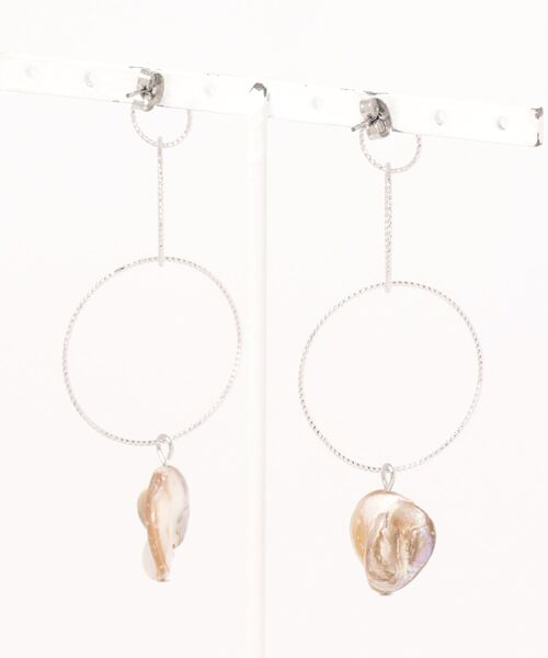 tone(トーン)の「【BOW】シルバーフープシェルピアス(MA)(ピアス(両耳用)・レディース・シルバー・FREE)」の2枚目の写真