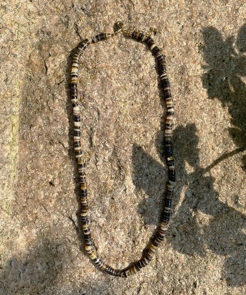 DouDou（ドゥドゥ）の「ビーズ×ゴールドパーツネックレス（ネックレス・レディース・ベージュ/ブラウン/ブルー・FREE）」の2枚目の写真