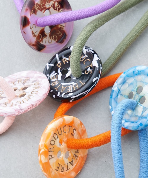 THEATRE PRODUCTS（シアタープロダクツ）の「【THEATRE PRODUCTS/シアタープロダクツ】 別注コートボタンヘアゴム（ヘアゴム・レディース・ブラック/パープル/ピンク/オレンジ/ブルー・ONE SIZE）」の2枚目の写真