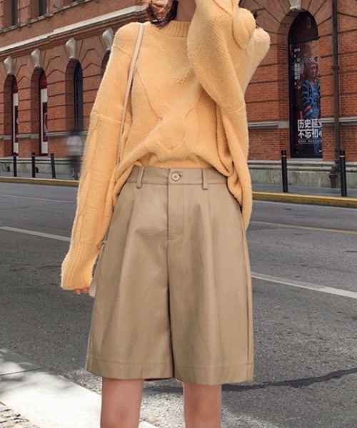 KOR（ケーオーアール）の「フェイクレザー　ハーフパンツ（その他パンツ・レディース・ベージュ/ネイビー/グリーン・S/M/L/XL/XXL）」の2枚目の写真