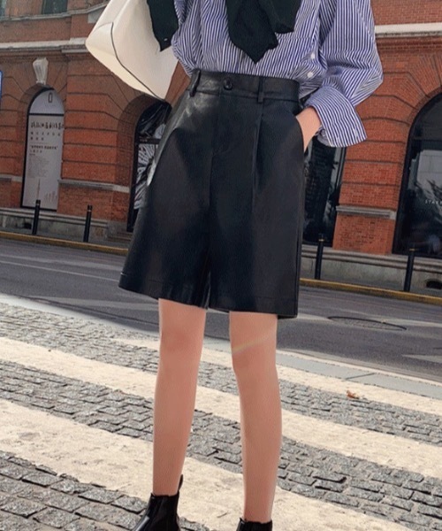 KOR（ケーオーアール）の「フェイクレザー　ハーフパンツ（その他パンツ・レディース・ベージュ/ネイビー/グリーン・S/M/L/XL/XXL）」の13枚目の写真