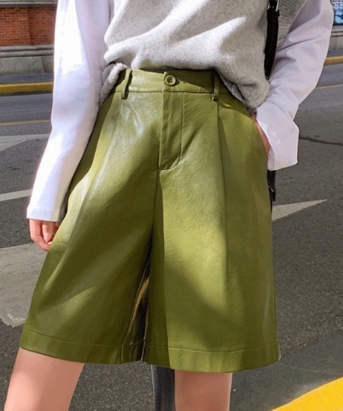 KOR（ケーオーアール）の「フェイクレザー　ハーフパンツ（その他パンツ・レディース・ベージュ/ネイビー/グリーン・S/M/L/XL/XXL）」の6枚目の写真