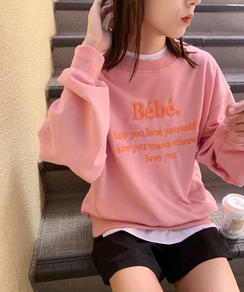 at12:03（アットイチニーゼロサン）の「Bebeロゴ刺繍スウェット