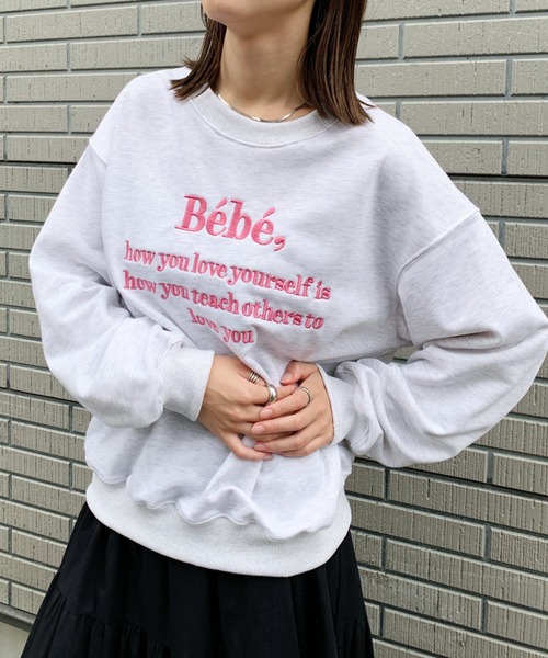 at12:03（アットイチニーゼロサン）の「Bebeロゴ刺繍スウェット