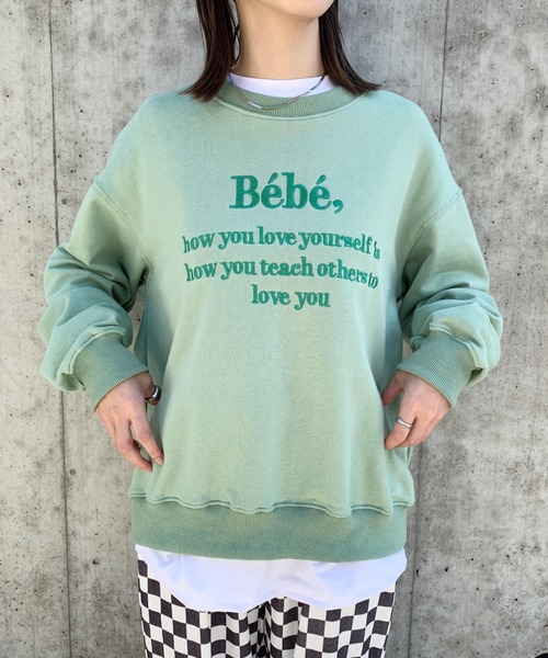 at12:03（アットイチニーゼロサン）の「Bebeロゴ刺繍スウェット