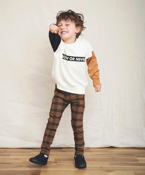 BRANSHES（ブランシェス）の「【カラースリーブ】ボックスロゴ裏毛トレーナー（スウェット・キッズ・アイボリー/カーキオリーブ/ブラック/グリーン/マスタード・110/130/150/100/140/120）」の13枚目の写真