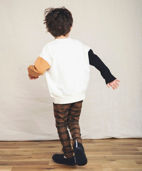 BRANSHES（ブランシェス）の「【カラースリーブ】ボックスロゴ裏毛トレーナー（スウェット・キッズ・アイボリー/カーキオリーブ/ブラック/グリーン/マスタード・110/130/150/100/140/120）」の17枚目の写真