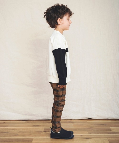 BRANSHES（ブランシェス）の「【カラースリーブ】ボックスロゴ裏毛トレーナー（スウェット・キッズ・アイボリー/カーキオリーブ/ブラック/グリーン/マスタード・110/130/150/100/140/120）」の15枚目の写真