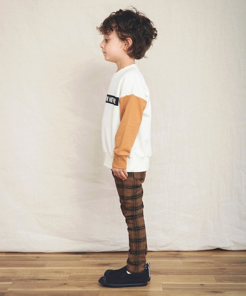 BRANSHES（ブランシェス）の「【カラースリーブ】ボックスロゴ裏毛トレーナー（スウェット・キッズ・アイボリー/カーキオリーブ/ブラック/グリーン/マスタード・110/130/150/100/140/120）」の16枚目の写真