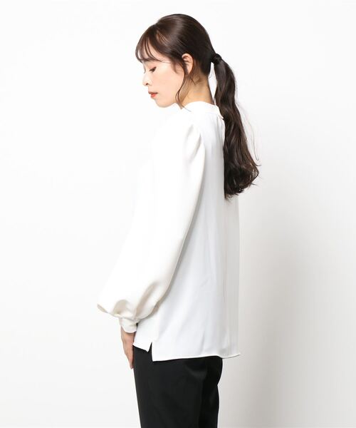 BE NEAT（ビーニート）の「スタンドカラータックショルダーブラウス（シャツ/ブラウス・レディース・オフホワイト/ベージュ・M）」の3枚目の写真