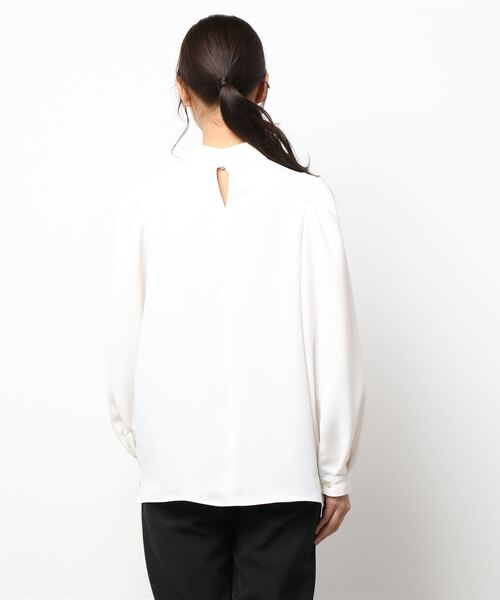 BE NEAT（ビーニート）の「スタンドカラータックショルダーブラウス（シャツ/ブラウス・レディース・オフホワイト/ベージュ・M）」の4枚目の写真