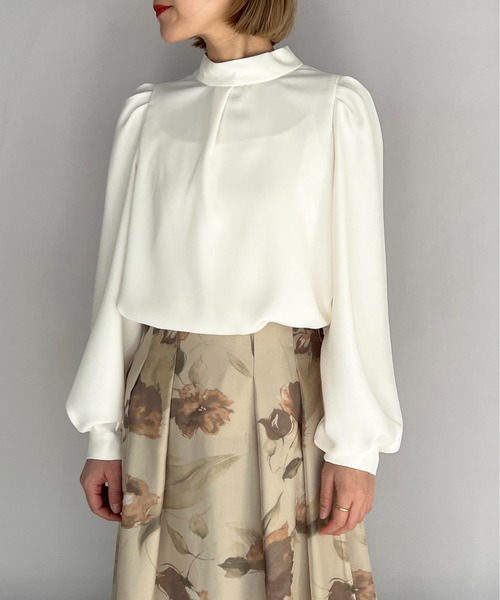 BE NEAT（ビーニート）の「スタンドカラータックショルダーブラウス（シャツ/ブラウス・レディース・オフホワイト/ベージュ・M）」の2枚目の写真