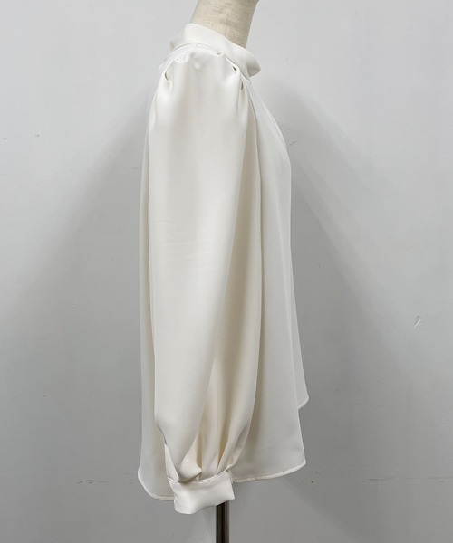 BE NEAT（ビーニート）の「スタンドカラータックショルダーブラウス（シャツ/ブラウス・レディース・オフホワイト/ベージュ・M）」の7枚目の写真