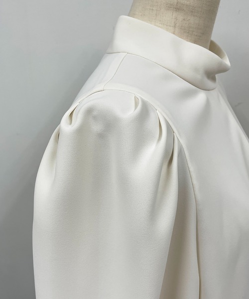 BE NEAT（ビーニート）の「スタンドカラータックショルダーブラウス（シャツ/ブラウス・レディース・オフホワイト/ベージュ・M）」の12枚目の写真