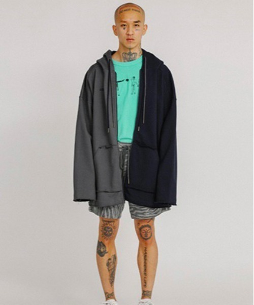 AJOBYAJO（アジョバイアジョ）の「【AJOBYAJO/アジョバイアジョ】Twofold Oversized Zip Up Hoodie/オーバーサイズ ビッグサイズ ジップアップフ-ディ ビッグシルエット パーカー（パーカー・メンズ・チャコールグレー/スカイブルー・ONE SIZE）」の2枚目の写真