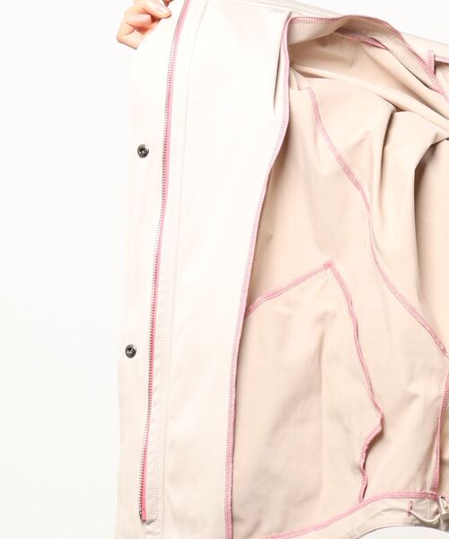 Q（キュー）の「ツイルリラックスブルゾン（マウンテンパーカー・レディース・ベージュ/グリーン系その他・MEDIUM）」の5枚目の写真