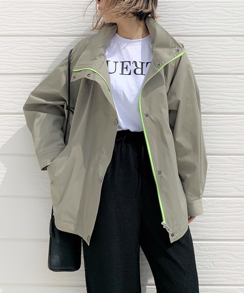 Q（キュー）の「ツイルリラックスブルゾン（マウンテンパーカー・レディース・ベージュ/グリーン系その他・MEDIUM）」の2枚目の写真