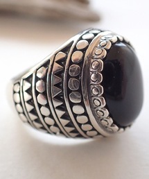 STANDARD＋ SELECT（スタンダードプラスセレクト）の「【MANANAS 】マナナス/ Armadilo Tri Stone Ring (Onyx)（リング）」