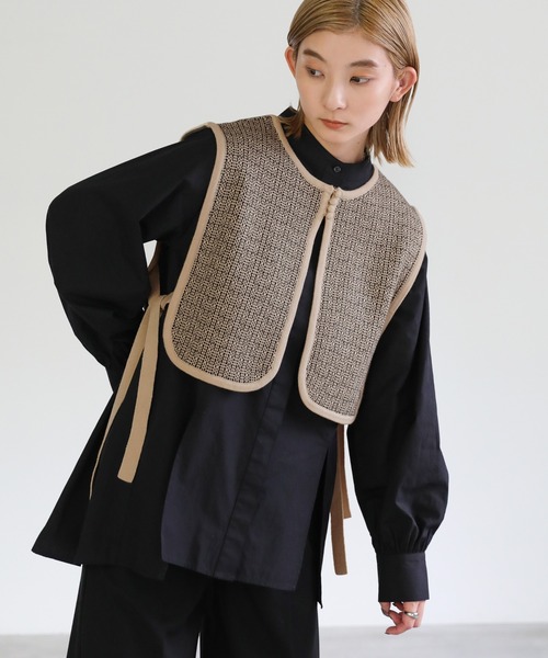 select MOCA（セレクトモカ）の「2022 AW サイドリボンパイピングジャガードニットショートベスト（ベスト・レディース・ベージュ/ブラウン・FREE）」の3枚目の写真