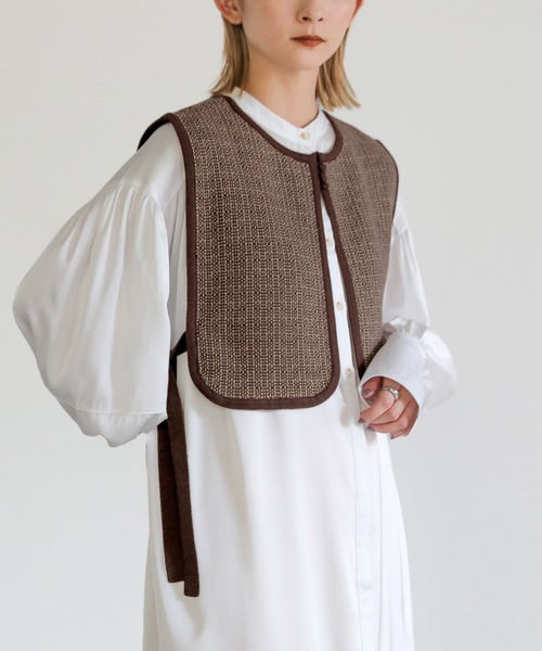 select MOCA（セレクトモカ）の「2022 AW サイドリボンパイピングジャガードニットショートベスト（ベスト・レディース・ベージュ/ブラウン・FREE）」の7枚目の写真