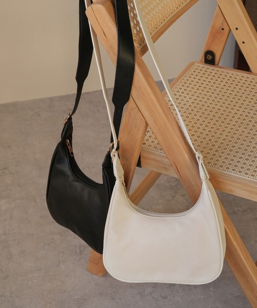 IAMUSE（アイアミューズ）の「フェイクレザーサイドベルトショルダーバッグ S0838【IAMUSE】（ショルダーバッグ・レディース・ホワイト/ブラック・FREE）」の3枚目の写真