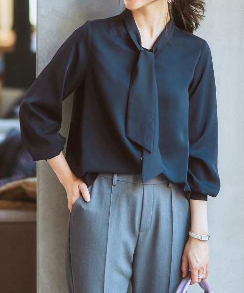 7days Life Styling（セブンデイズライフスタイリング）の「【販売終了】ストレッチパウダーサテンボウタイブラウス（シャツ/ブラウス・レディース・ネイビー/オフホワイト/ライトグレー/ミント/グレイッシュベージュ/ピンクベージュ/サックスブルー・M/S/LL/L）」の5枚目の写真