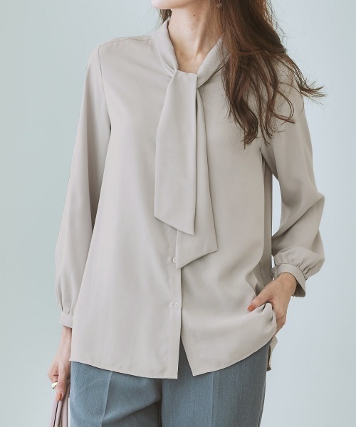 7days Life Styling（セブンデイズライフスタイリング）の「【販売終了】ストレッチパウダーサテンボウタイブラウス（シャツ/ブラウス・レディース・ネイビー/オフホワイト/ライトグレー/ミント/グレイッシュベージュ/ピンクベージュ/サックスブルー・M/S/LL/L）」の3枚目の写真