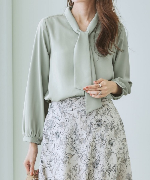 7days Life Styling（セブンデイズライフスタイリング）の「【販売終了】ストレッチパウダーサテンボウタイブラウス（シャツ/ブラウス・レディース・ネイビー/オフホワイト/ライトグレー/ミント/グレイッシュベージュ/ピンクベージュ/サックスブルー・M/S/LL/L）」の4枚目の写真