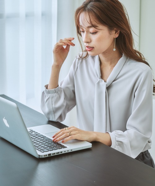 7days Life Styling（セブンデイズライフスタイリング）の「【販売終了】ストレッチパウダーサテンボウタイブラウス（シャツ/ブラウス・レディース・ネイビー/オフホワイト/ライトグレー/ミント/グレイッシュベージュ/ピンクベージュ/サックスブルー・M/S/LL/L）」の14枚目の写真