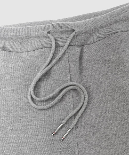 THOM BROWNE(トムブラウン)の「CLASSIC SWEATPANT WITH ENGINEERED 4-BAR IN CLASSIC LOOP BACK(スウェットパンツ・メンズ・ライトグレー/ネイビー・0/1/2)」の4枚目の写真