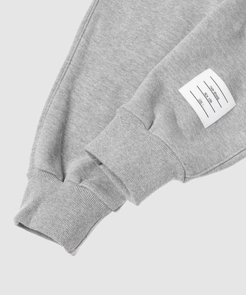 THOM BROWNE(トムブラウン)の「CLASSIC SWEATPANT WITH ENGINEERED 4-BAR IN CLASSIC LOOP BACK(スウェットパンツ・メンズ・ライトグレー/ネイビー・0/1/2)」の6枚目の写真