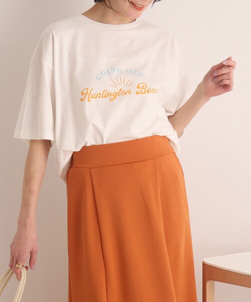 SHOO・LA・RUE（シューラルー）の「◆【プチプラ/コットン100％】選べるプリント バリエーション 大人きれい 半袖Tシャツ（Tシャツ/カットソー・レディース・ホワイト系7/ホワイト系9/ブラック系/ダークグリーン系4/チャコール/ブラック系3/ピンク系/ブラウン系その他5/ネイビー系6/ゴールド系その他5/ホワイト系3/オフホワイト・04/03/02）」の4枚目の写真