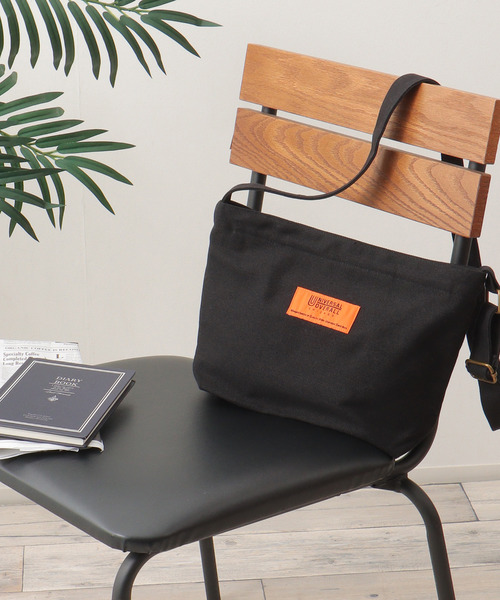 UNIVERSAL OVERALL（ユニバーサルオーバーオール）の「UNIVERSAL OVERALL キャンバスショルダーバッグ（ショルダーバッグ・メンズ・ブラック/オフホワイト/キャメル・FREE）」の9枚目の写真