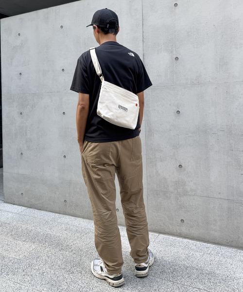 UNIVERSAL OVERALL（ユニバーサルオーバーオール）の「UNIVERSAL OVERALL キャンバスショルダーバッグ（ショルダーバッグ・メンズ・ブラック/オフホワイト/キャメル・FREE）」の18枚目の写真