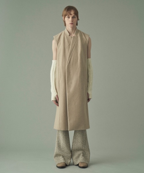 Juha(ユハ)の「SLEEVELESS COAT(ベスト・メンズ・アイボリー/ブラック・4/3)」の2枚目の写真