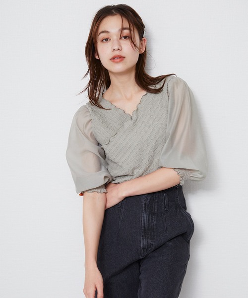 mysty woman(ミスティウーマン)の「カシュクール異素材プルオーバー 904313(シャツ/ブラウス・レディース・ブラック/オフホワイト/ライトグリーン/ブルー/モカ・FREE)」の4枚目の写真