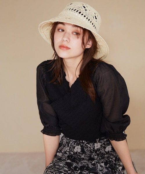 mysty woman(ミスティウーマン)の「カシュクール異素材プルオーバー 904313(シャツ/ブラウス・レディース・ブラック/オフホワイト/ライトグリーン/ブルー/モカ・FREE)」の2枚目の写真