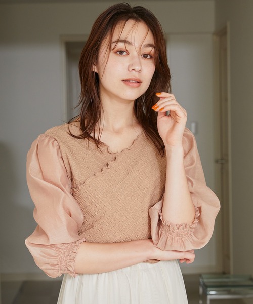 mysty woman(ミスティウーマン)の「カシュクール異素材プルオーバー 904313(シャツ/ブラウス・レディース・ブラック/オフホワイト/ライトグリーン/ブルー/モカ・FREE)」の3枚目の写真