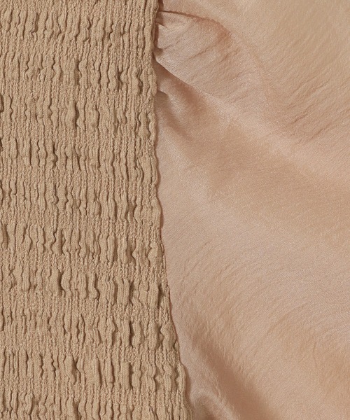 mysty woman(ミスティウーマン)の「カシュクール異素材プルオーバー 904313(シャツ/ブラウス・レディース・ブラック/オフホワイト/ライトグリーン/ブルー/モカ・FREE)」の8枚目の写真