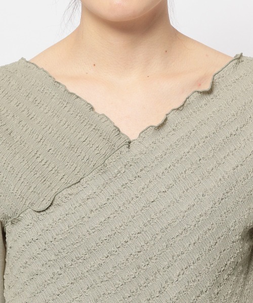 mysty woman(ミスティウーマン)の「カシュクール異素材プルオーバー 904313(シャツ/ブラウス・レディース・ブラック/オフホワイト/ライトグリーン/ブルー/モカ・FREE)」の7枚目の写真