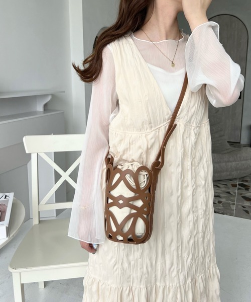 moment+（モーメントプラス）の「シワ加工Vネックジャンスカ/ワンピース（ジャンパースカート・レディース・ブラック/ナチュラル・M/L）」の4枚目の写真