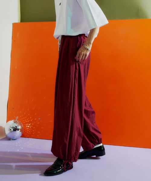 D.TT.K(ディティーティーケー)の「【ユニセックスアイテム】NYLON BALLOON TROUSERS ナイロン バルーンシルエット パンツ(カーゴパンツ・メンズ・ダークグレー/ライトグレー/ワイン系・FREE)」の2枚目の写真