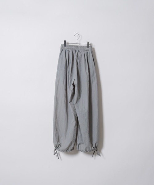 D.TT.K(ディティーティーケー)の「【ユニセックスアイテム】NYLON BALLOON TROUSERS ナイロン バルーンシルエット パンツ(カーゴパンツ・メンズ・ダークグレー/ライトグレー/ワイン系・FREE)」の4枚目の写真